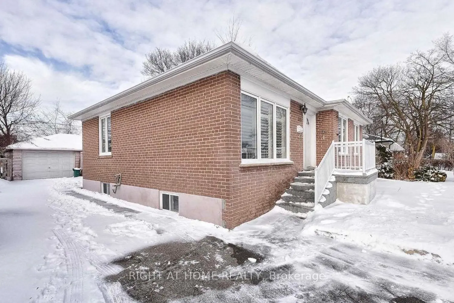 513 Lynett Crescent photo 3
