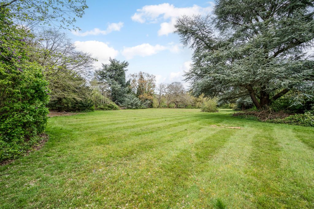 7 bed detached house for saleThe Common, Stanmore HA7 photo 4