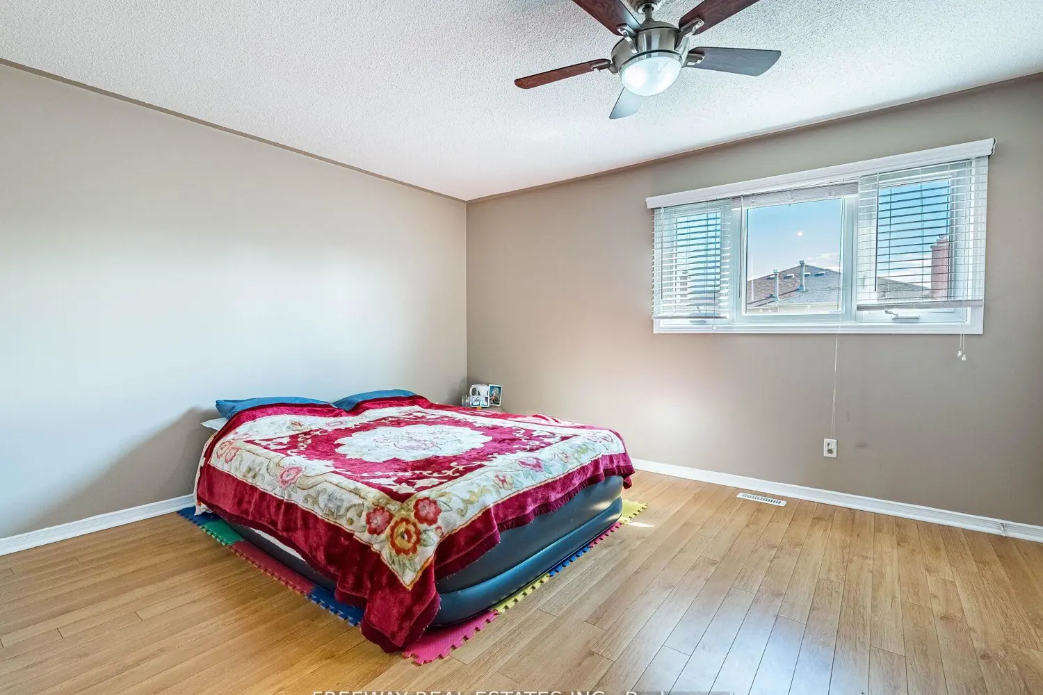 Additional image 11 of 53 Dutch Crescent