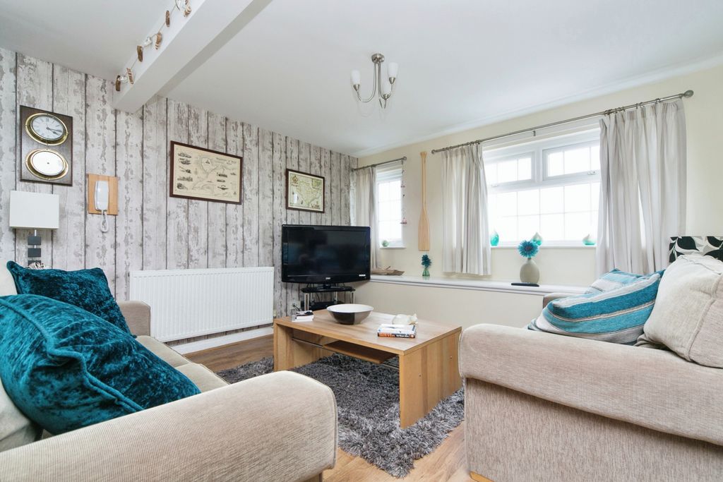 3 bed flat for saleLon St. Ffraid, Holyhead, Gwynedd LL65 photo 5