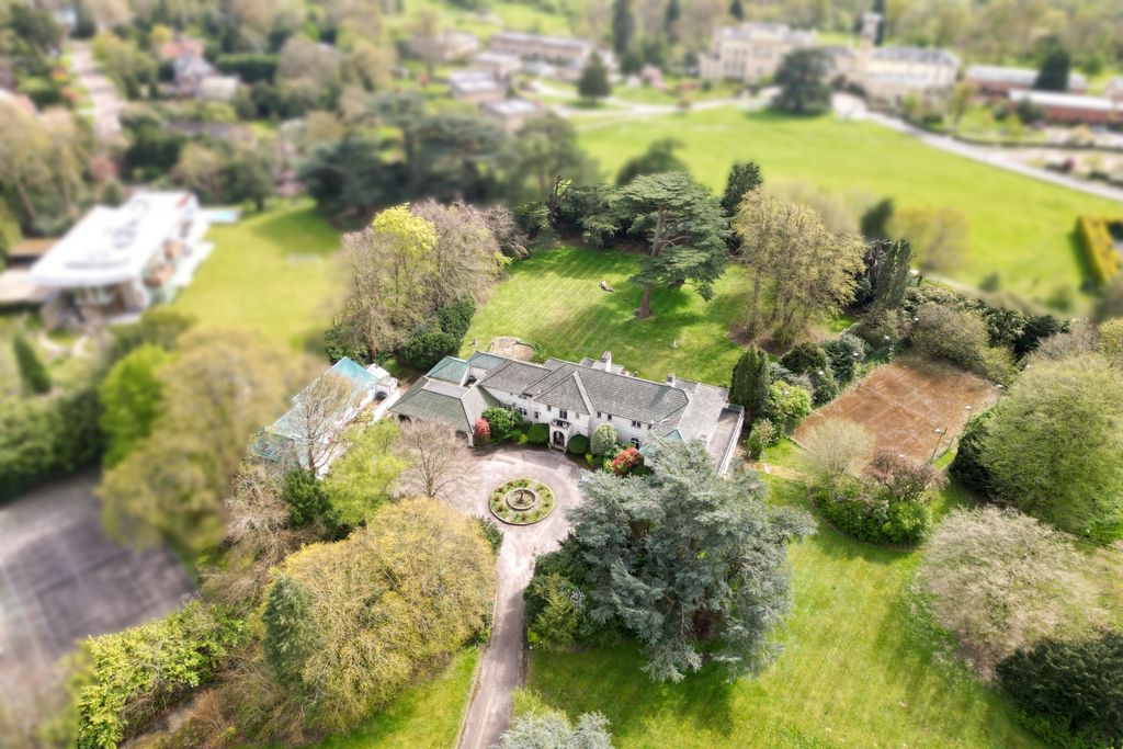 7 bed detached house for saleThe Common, Stanmore HA7 photo 5