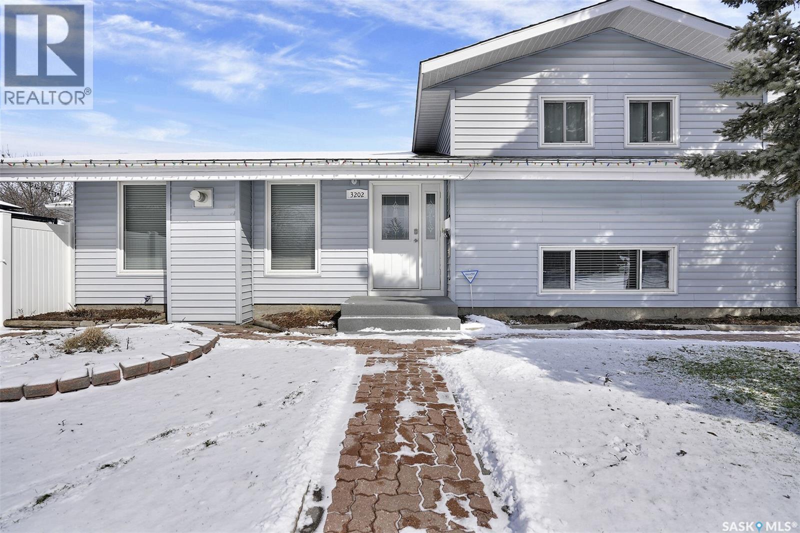 3202 9th Avenue N, Regina, SK, S4R8C9