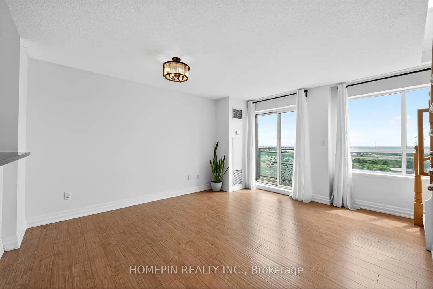 39 Oneida Crescent 1103 photo 4