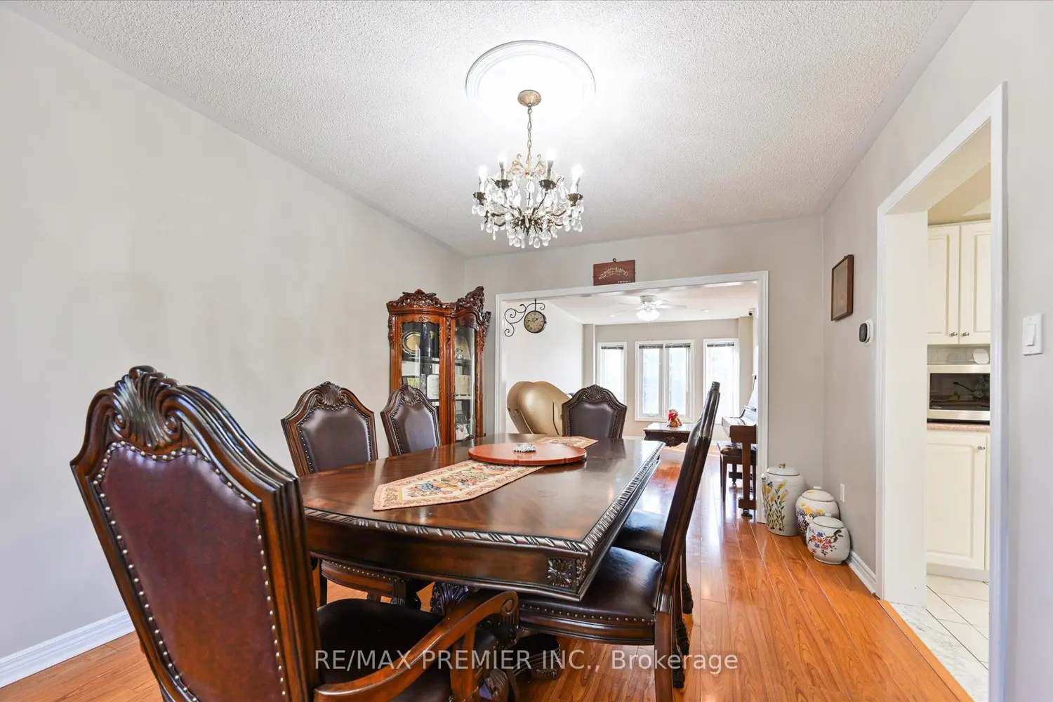 581 Wycliffe Avenue photo 4