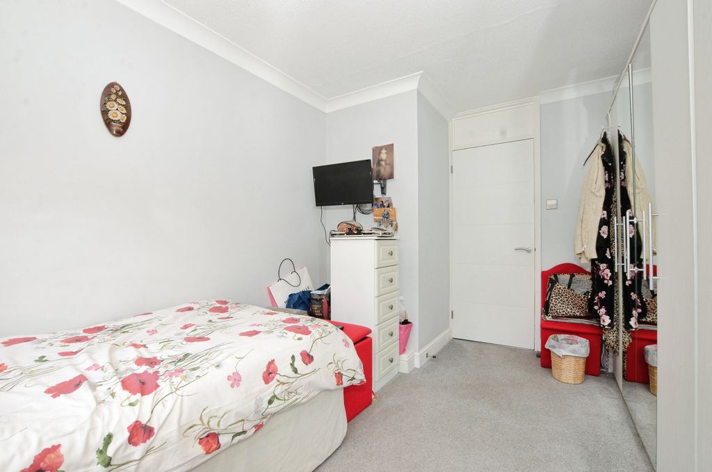 Additional image 8 of 2 bed flat for saleCotswold Avenue, Bushey WD23