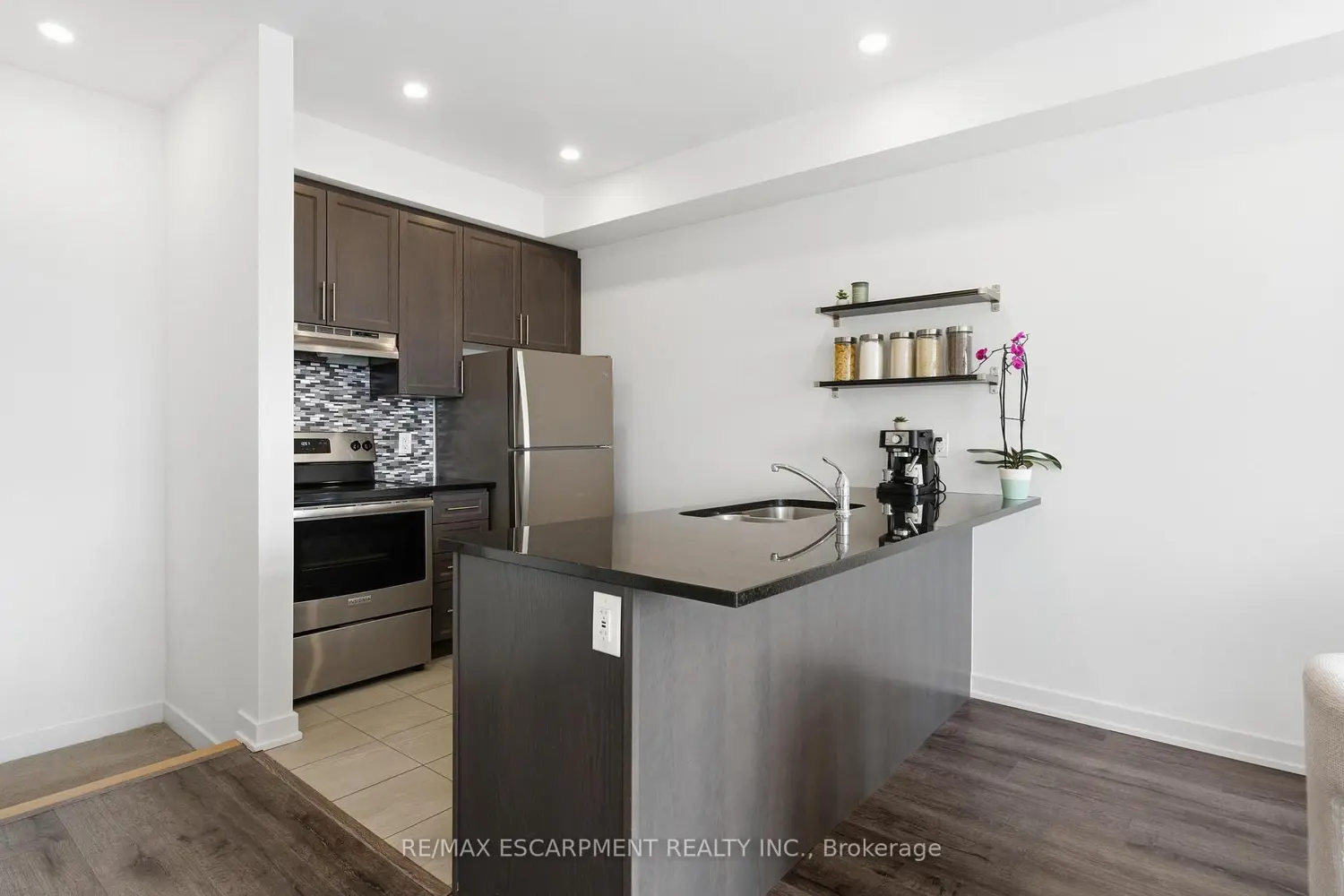 Additional image 7 of 590 North Service Road 44