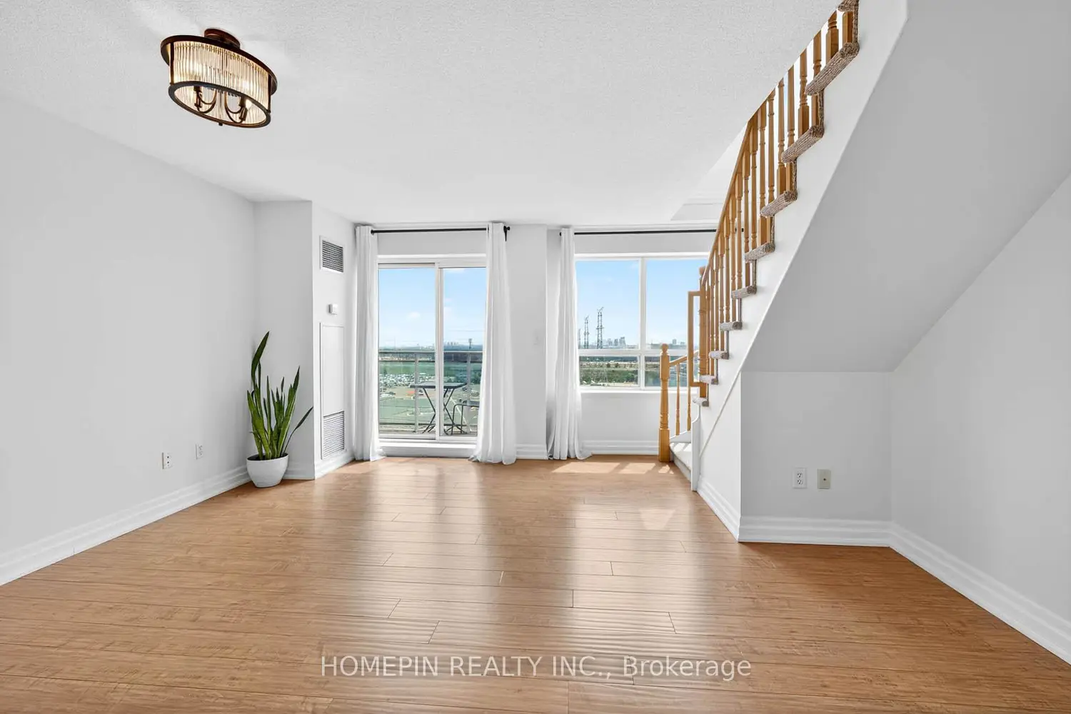 39 Oneida Crescent 1103 photo 3