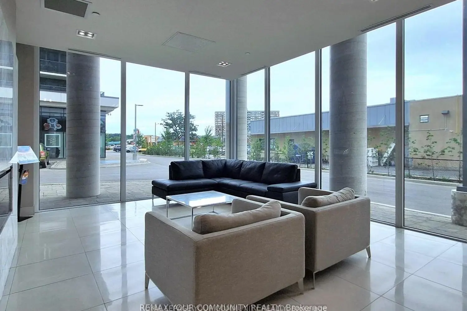 9618 Yonge Street 301 photo 4