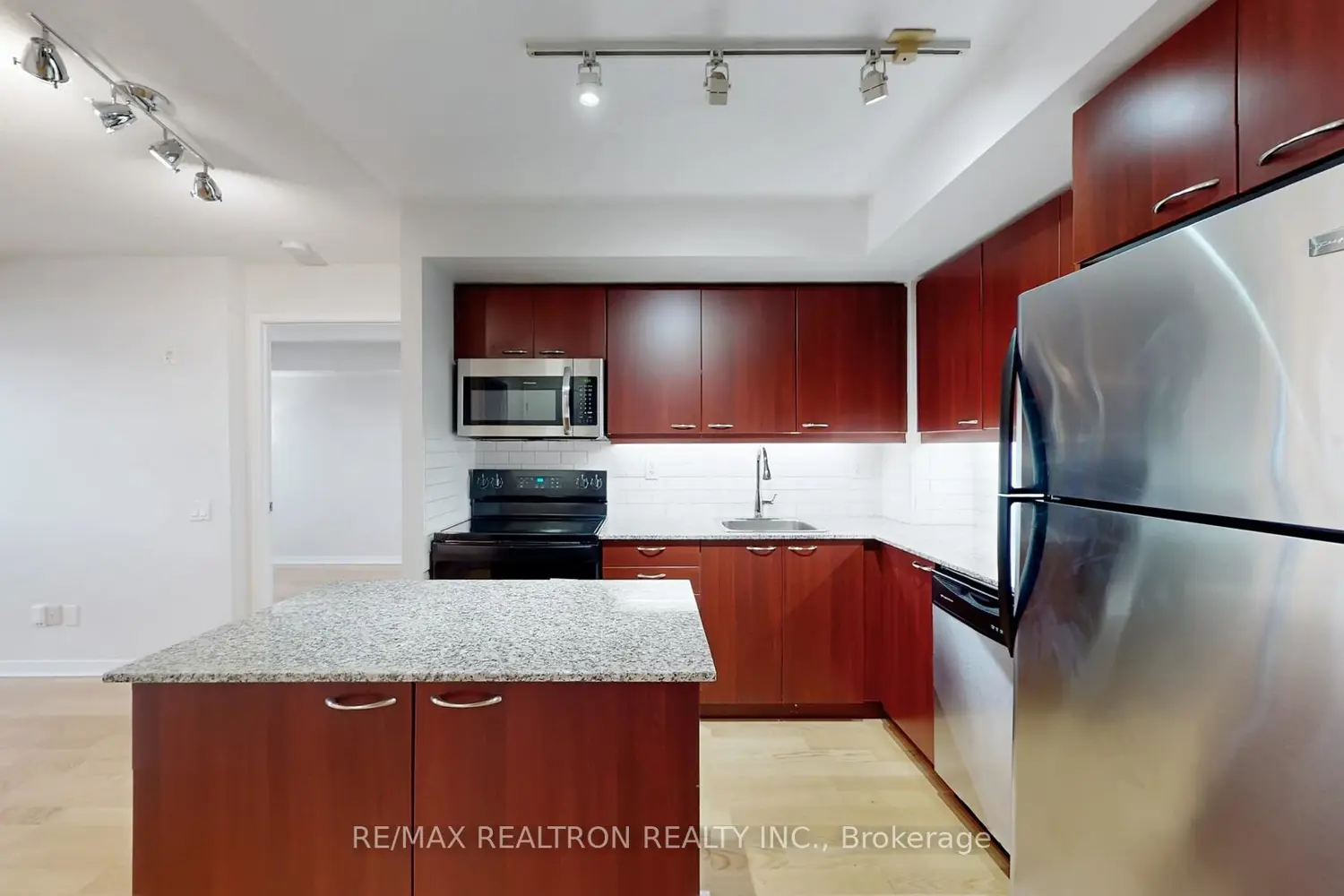 Additional image 7 of 1050 The Queensway Avenue 217