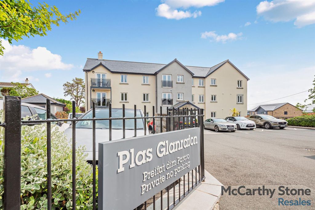 2 bed flat for saleBangor Road, Benllech, Tyn-Y-Gongl, Anglesey, Gwynedd LL74
