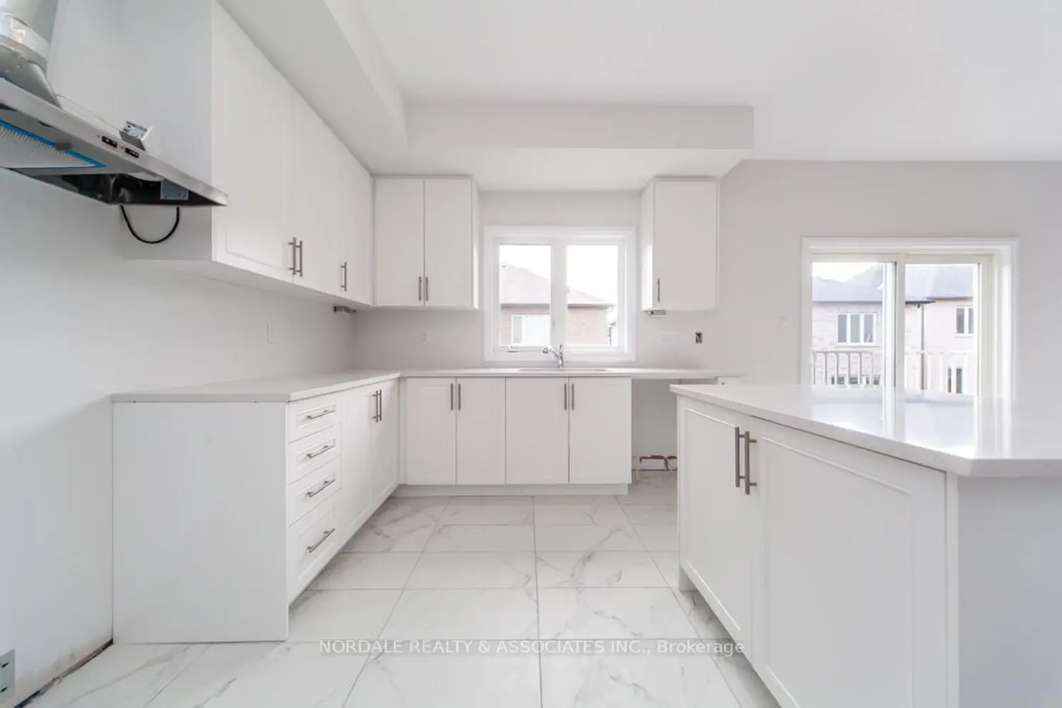 1389 Stovell Crescent photo 5