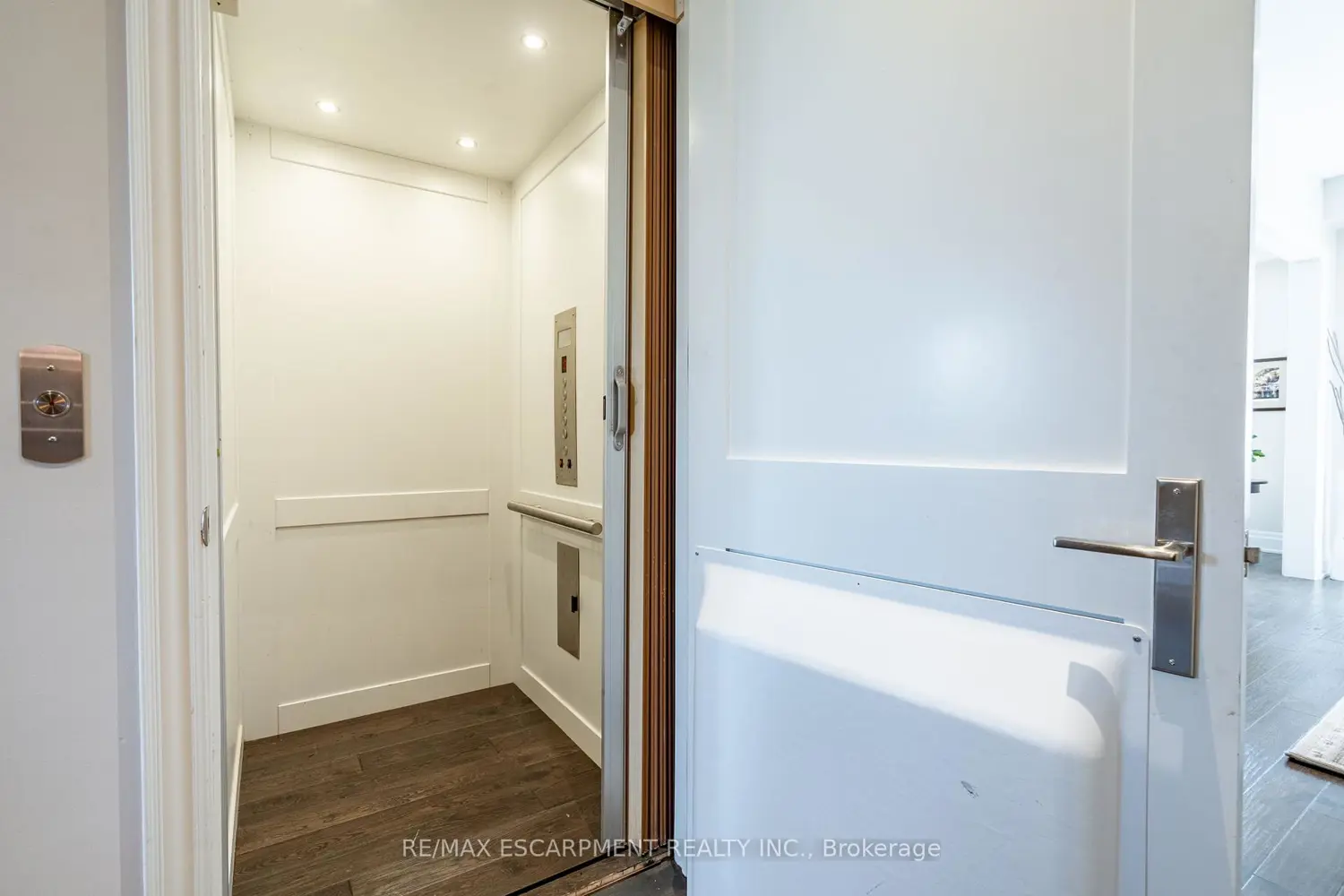 190 Dorval Drive photo 4