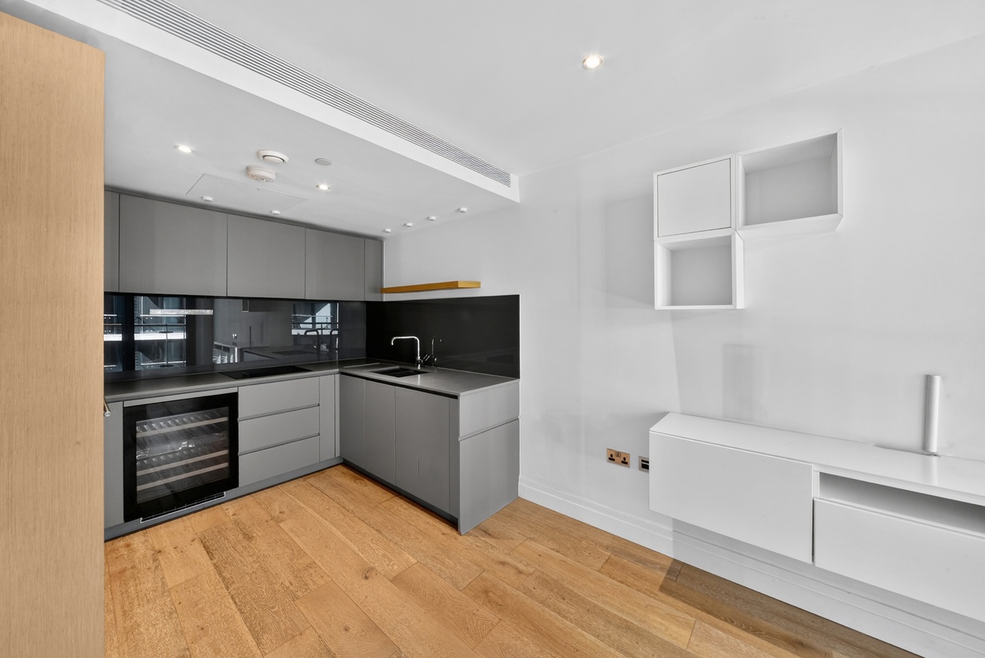 1 Bed Flat, Riverlight Quay, SW11, N1 7GU