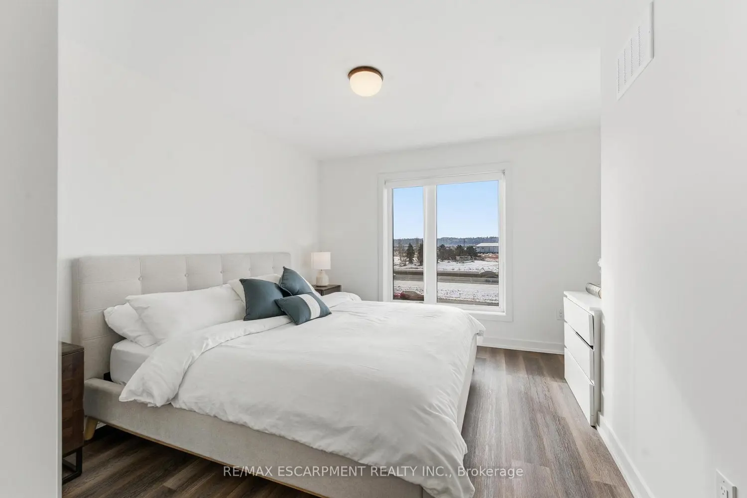 Additional image 12 of 590 North Service Road 44