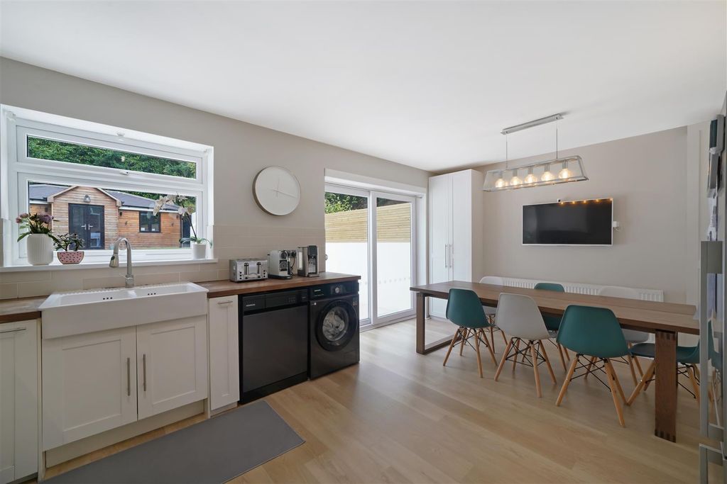 3 bed semi-detached house for saleWorcester Crescent, Mill Hill NW7 photo 5