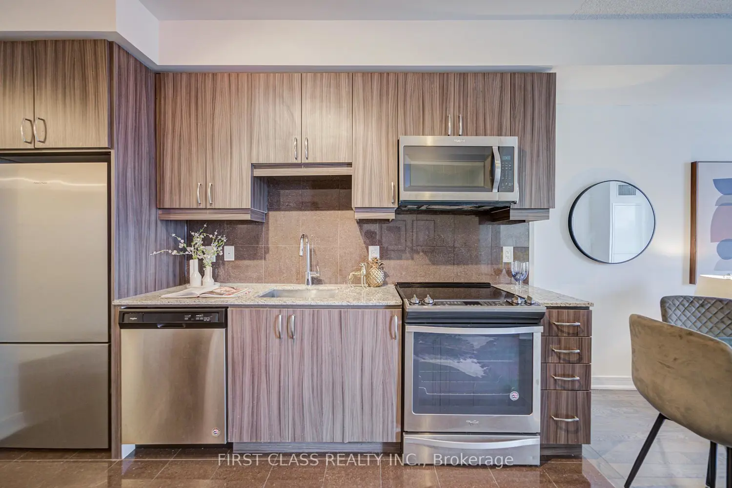 Additional image 4 of 9201 Yonge St Street 911