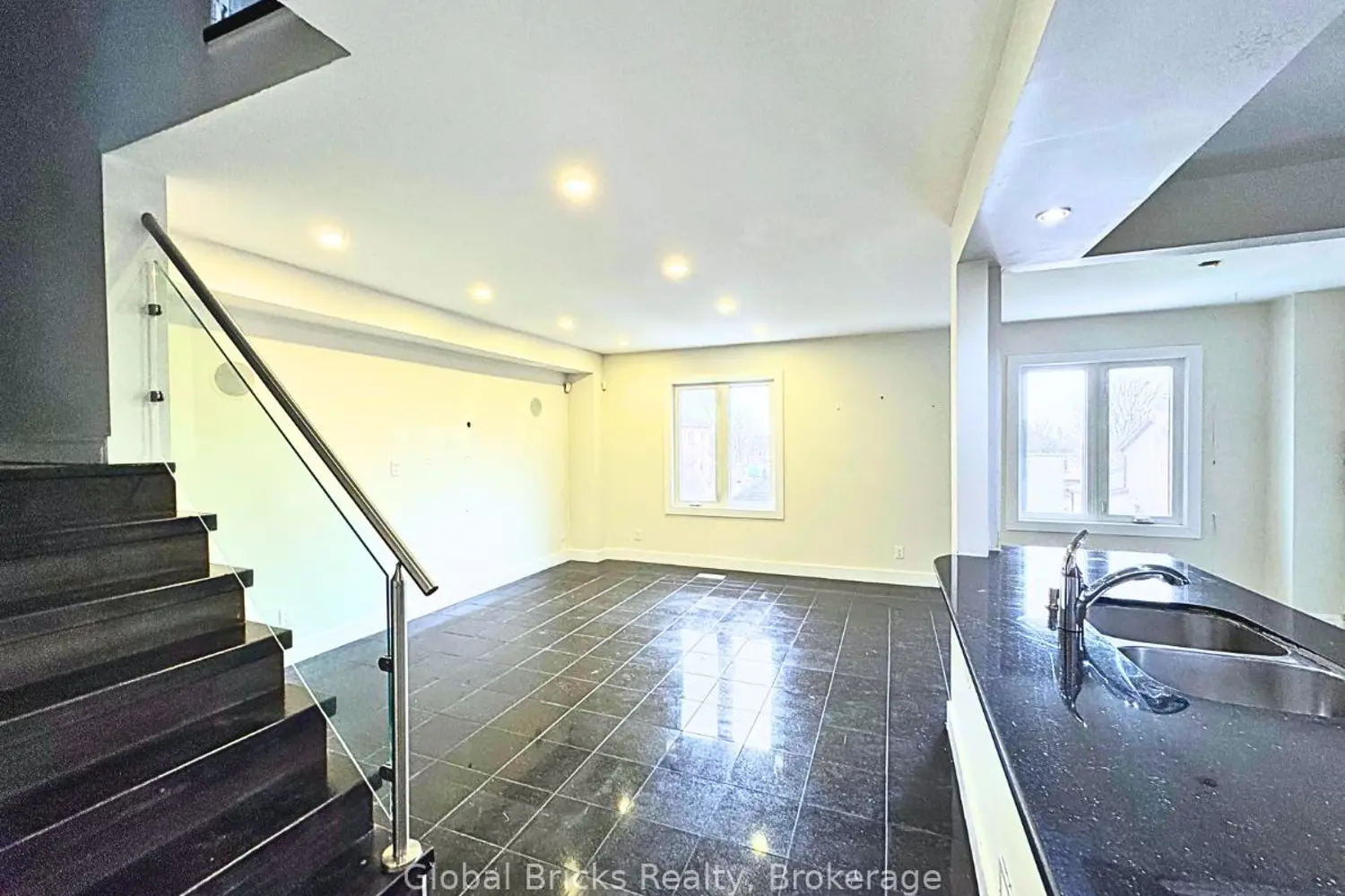 Additional image 12 of 41 Fieldview Crescent