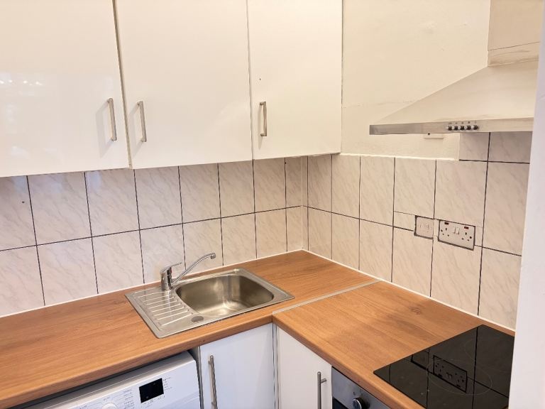 Additional image 7 of Studio Flat, Very Near Warwick Road Area, SW5, N1 7GU