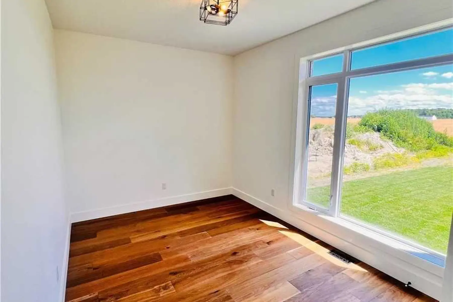 Additional image 11 of 3761 Queen Street