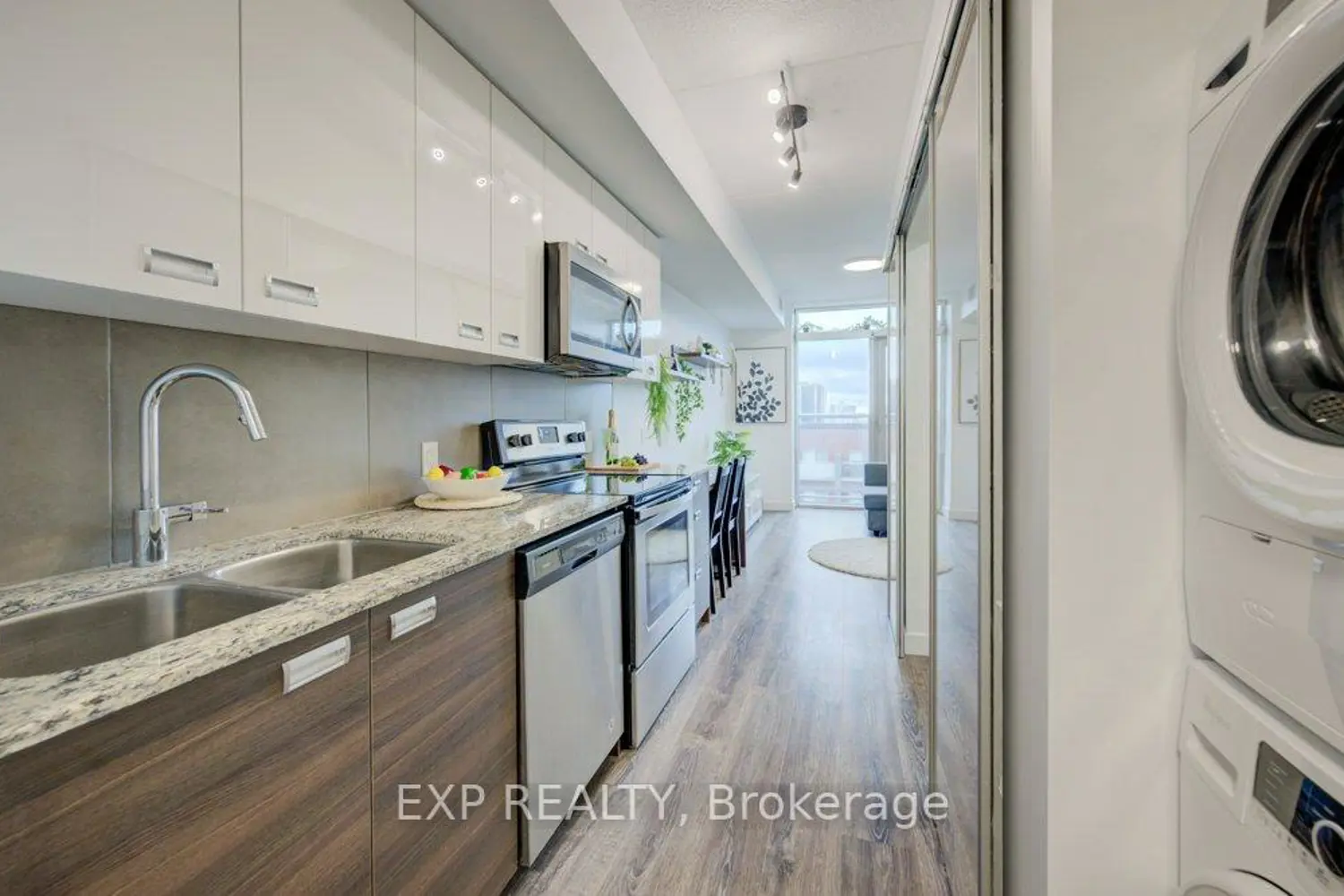 250 Albert Street 718