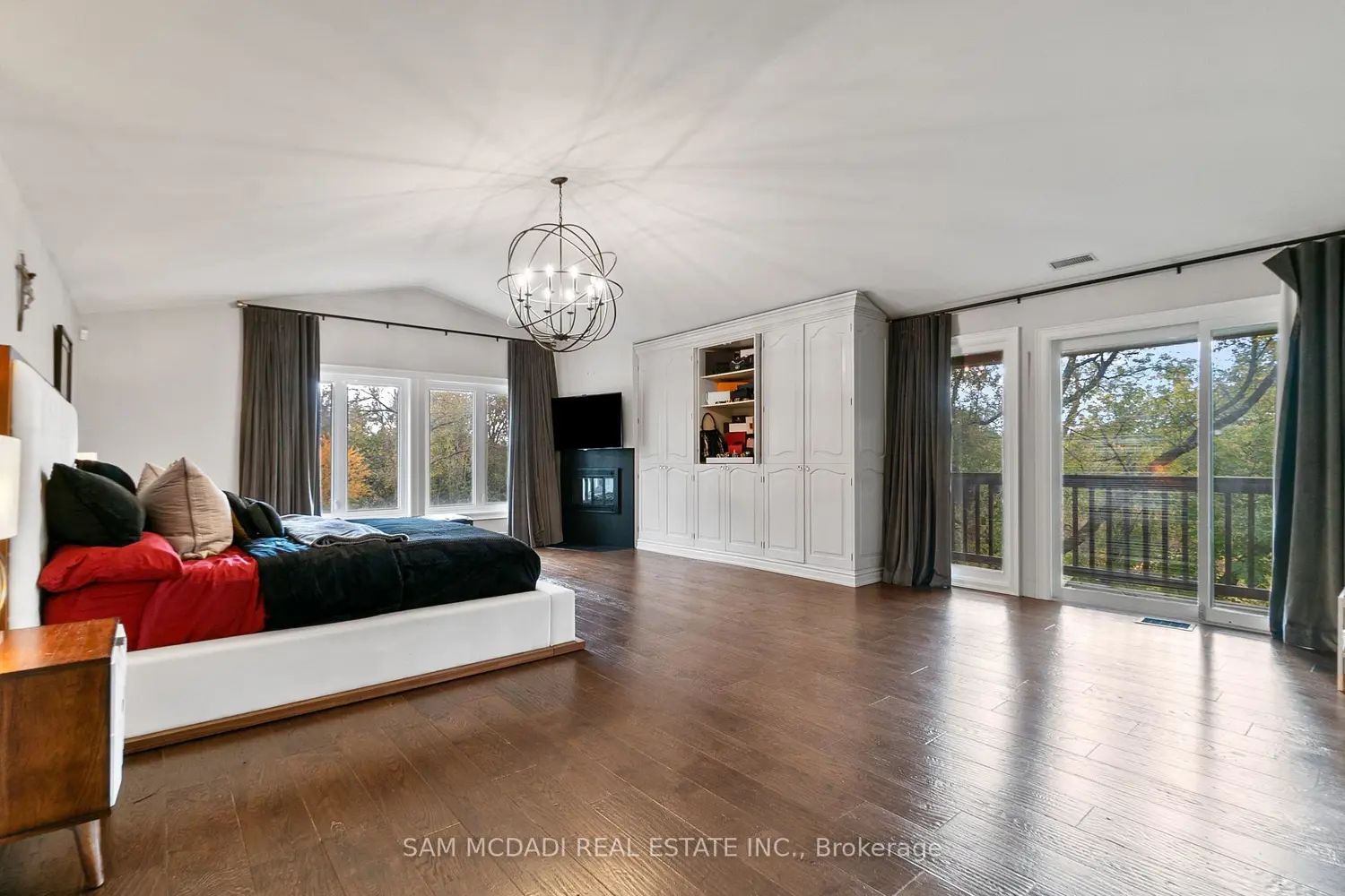 Additional image 11 of 2552 Jarvis Street