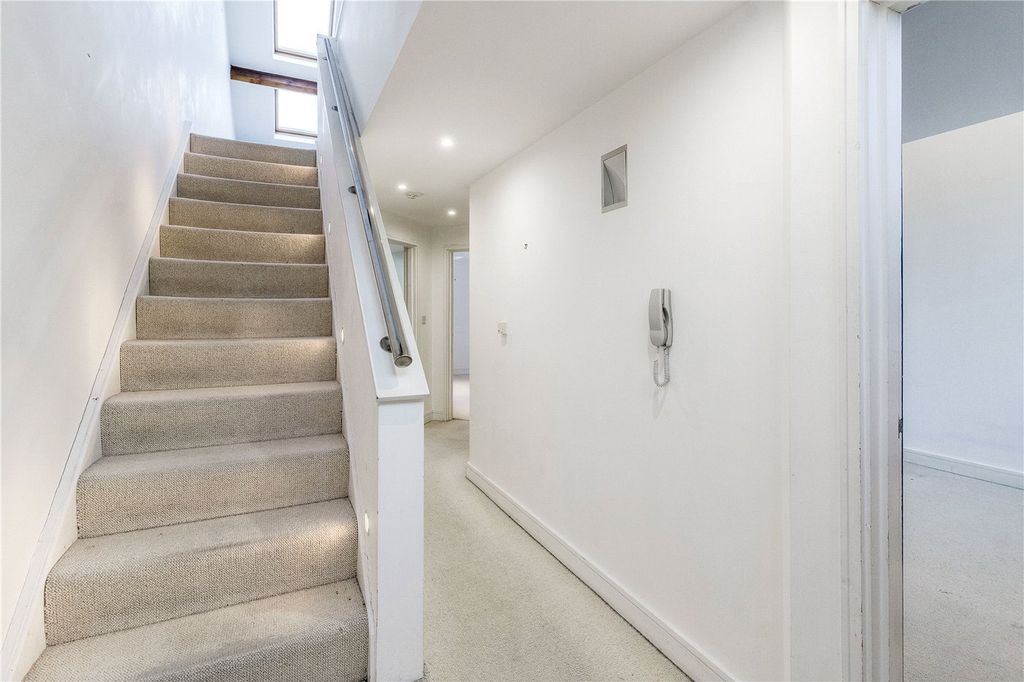 Additional image 3 of 2 bed flat for saleTalbot Road, Northampton, Northamptonshire NN1