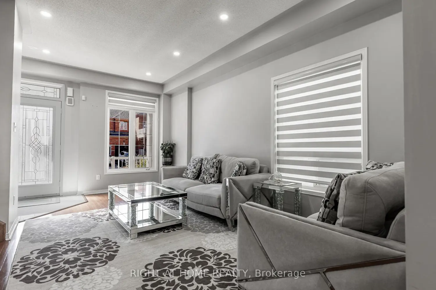 1107 Bonin Crescent photo 3