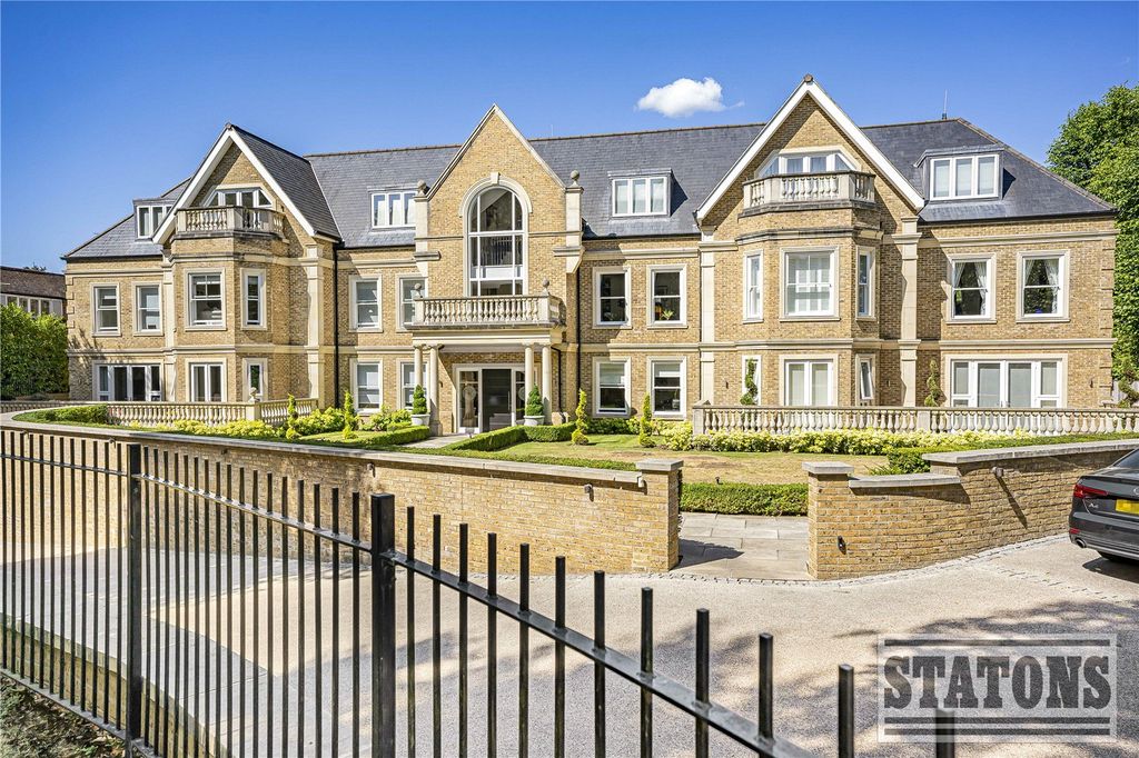 3 bed flat for saleCockfosters Road, Barnet EN4 photo 2