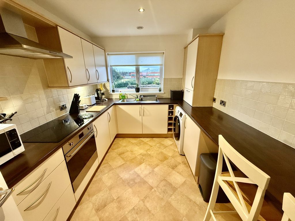 2 bed flat for salePowlett Road, Hartlepool TS24 photo 3