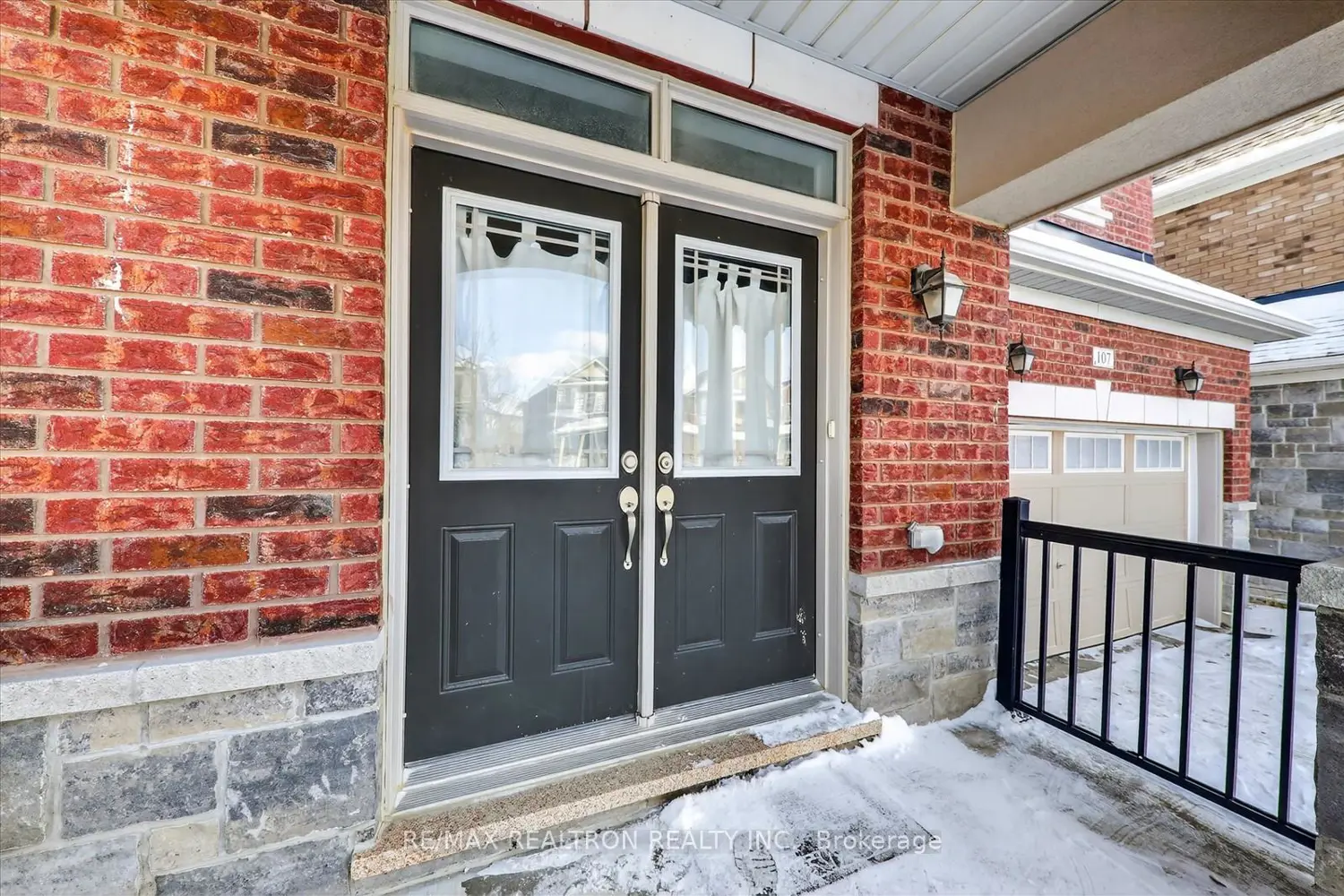 107 Walter English Drive photo 3
