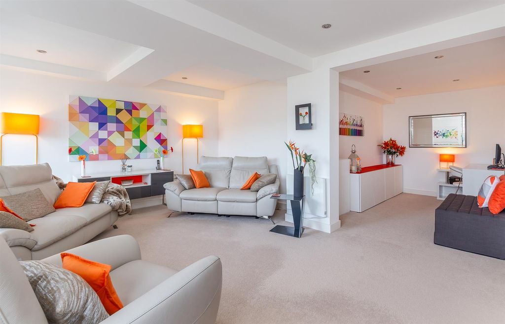 2 bed flat for saleImmaculate Duplex Apartment - Baring Road, Cowes PO31 photo 3