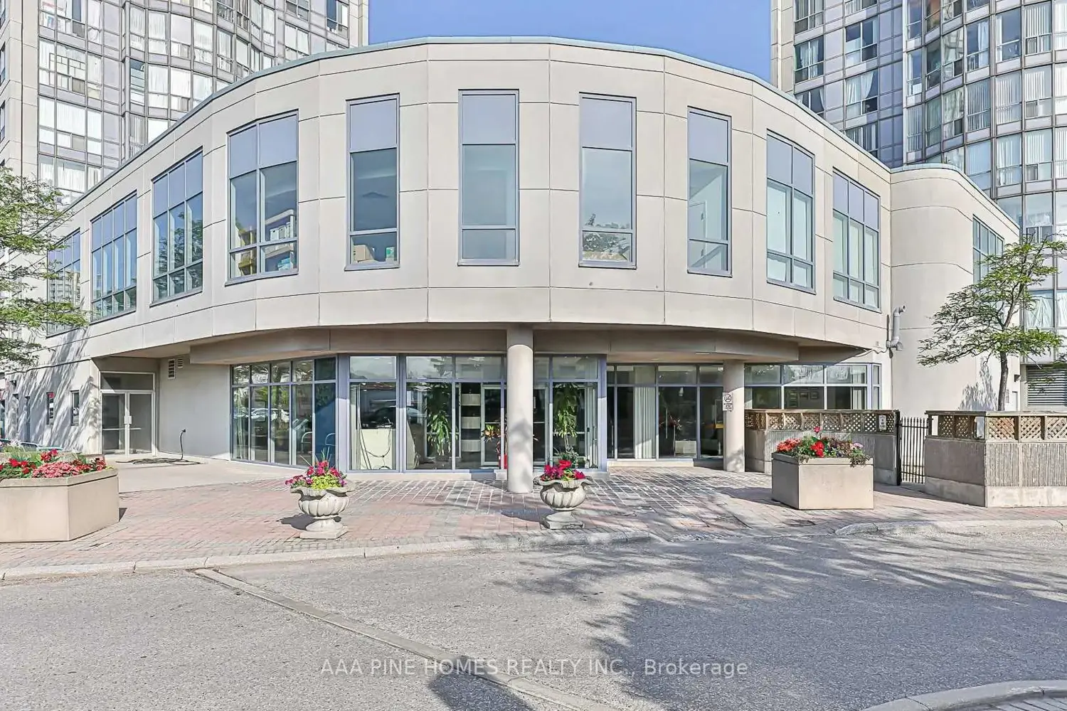 Additional image 19 of 2550 Lawrence Avenue 1111