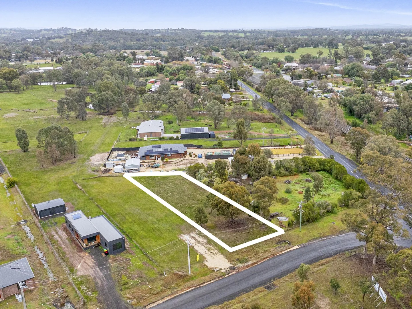 8 VALENTINES LANE, Avenel VIC 3664