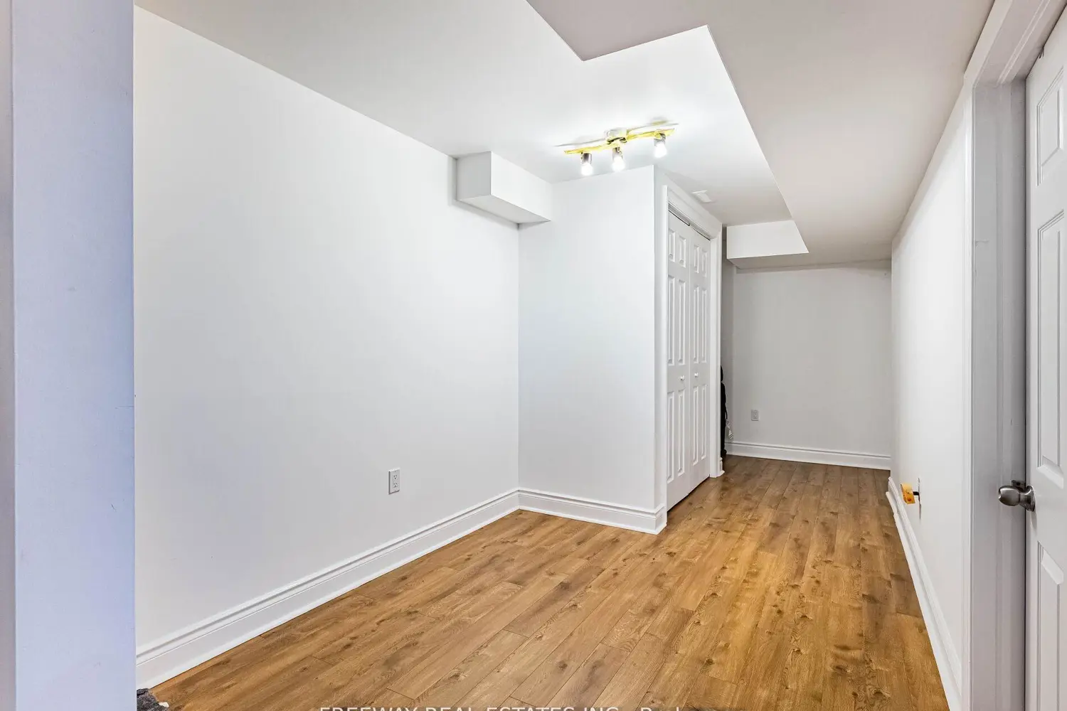 Additional image 15 of 53 Dutch Crescent