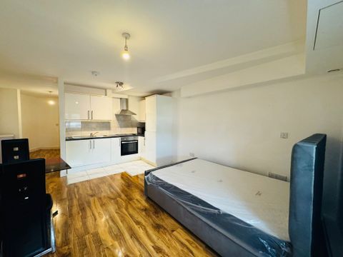 9 Cranbrook Road, Ilford IG1, Studio to rent