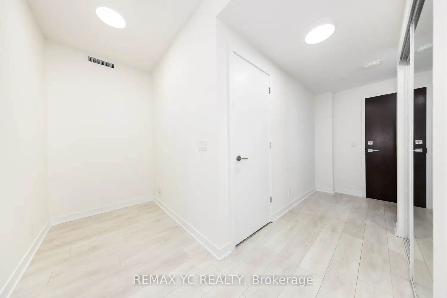 Additional image 2 of 2221 Yonge Street 1111