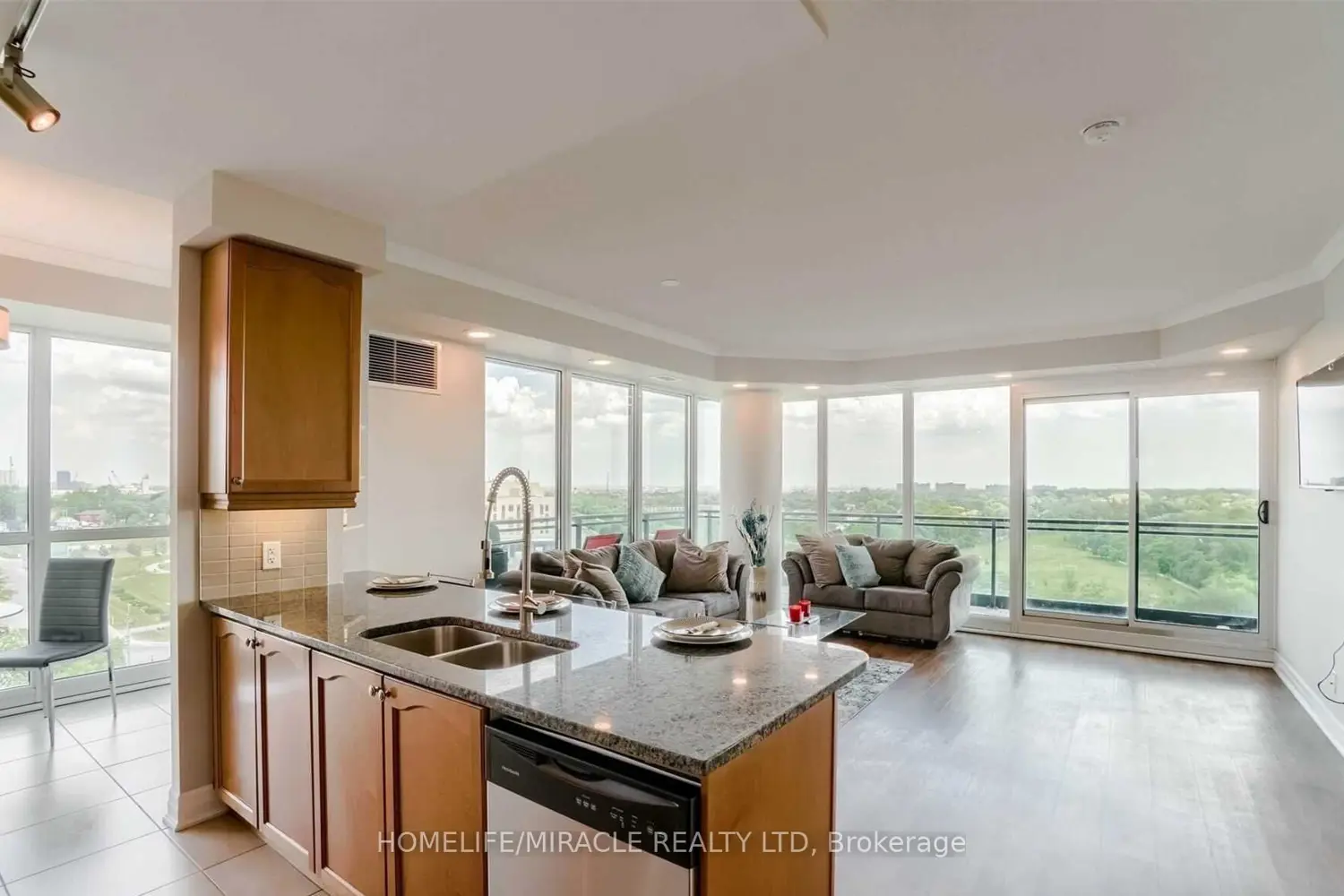 Additional image 3 of 100 John Street 1002