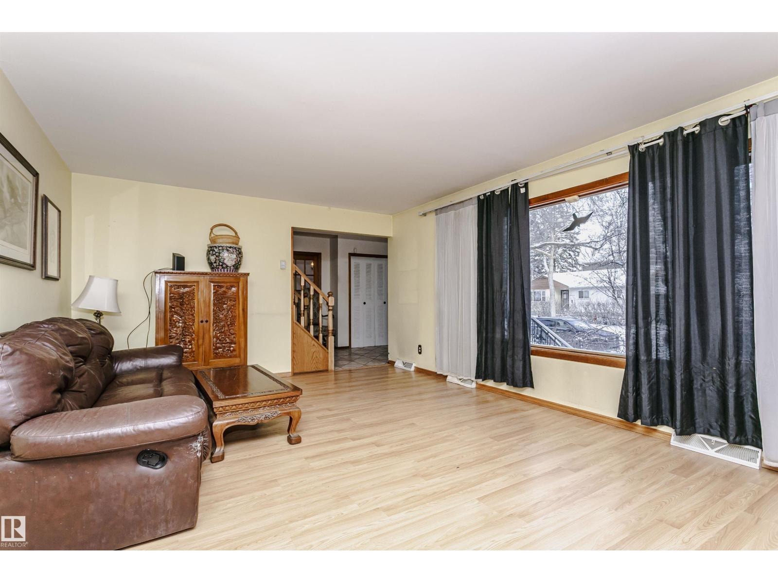 Additional image 5 of 10819 54 Avenue NW, Edmonton, AB, T6H0T8