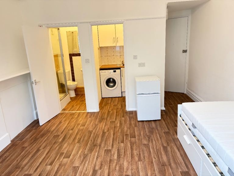 Additional image 5 of Studio Flat, Very Near Warwick Road Area, SW5, N1 7GU