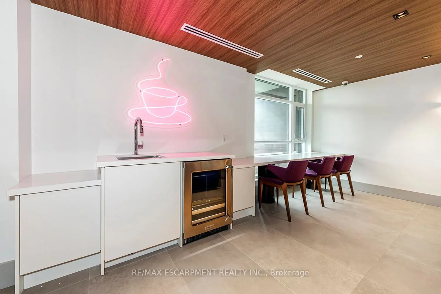 Additional image 20 of 600 North Service Road 606