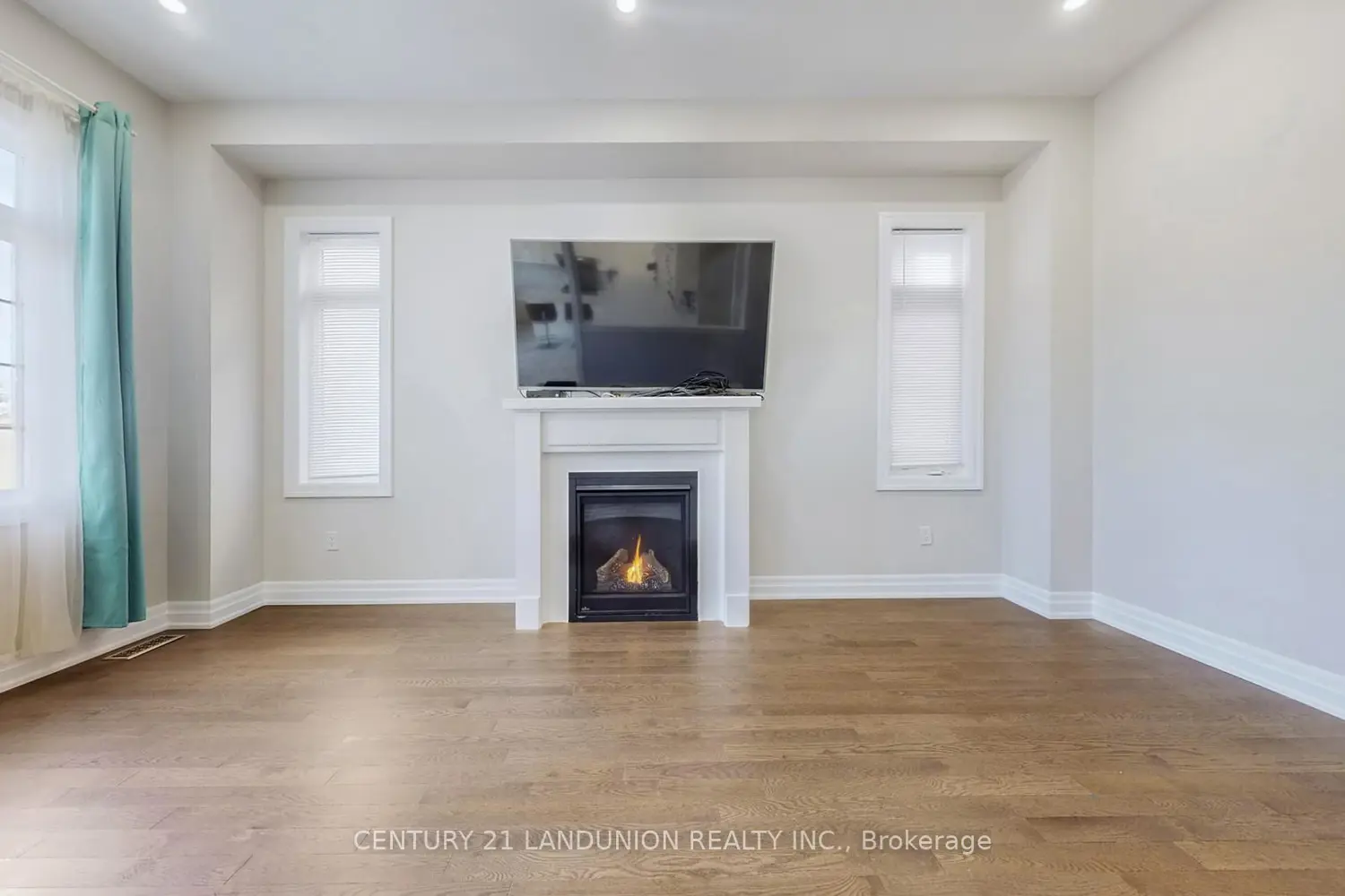 Additional image 4 of 234 Touch Gold Crescent