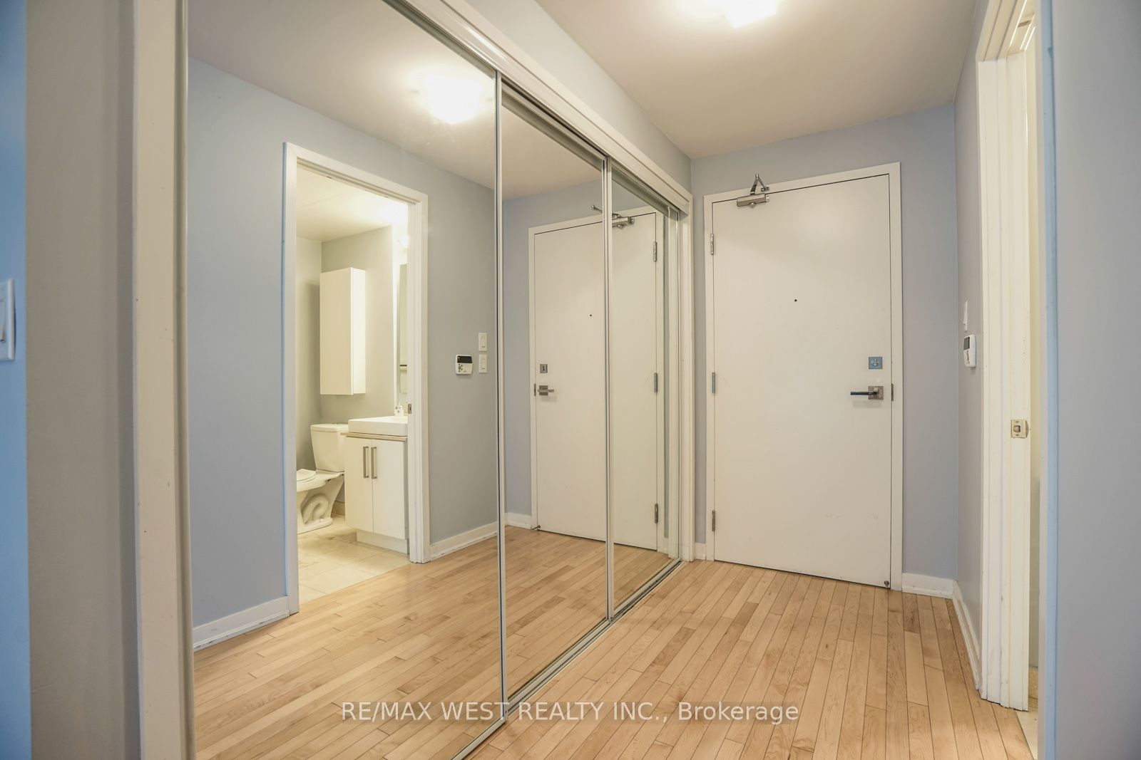 Additional image 3 of 1305-12 York Street, Toronto, ON, M5J 2Z2