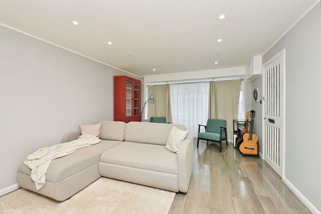 Additional image 3 of 2 bed flat for saleClarence Avenue, Northampton NN2