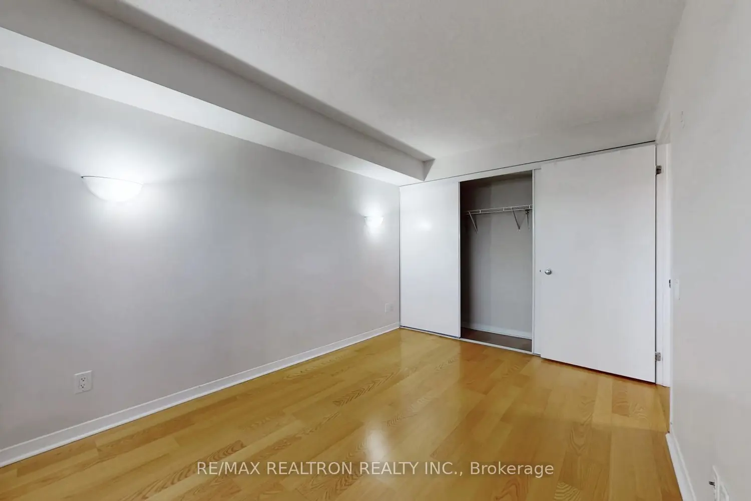 Additional image 15 of 1050 The Queensway Avenue 217