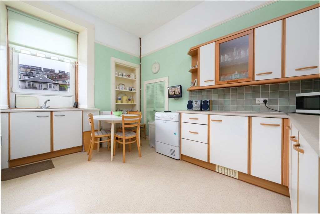 3 bed flat for saleManor Crescent, Gourock PA19 photo 3