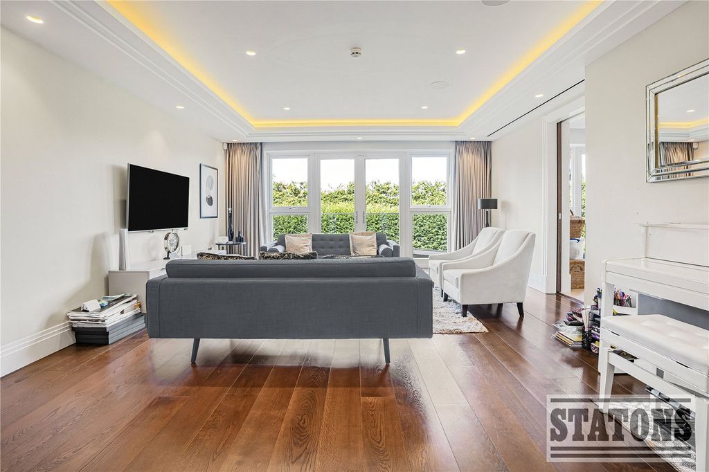 3 bed flat for saleCockfosters Road, Barnet EN4 photo 4