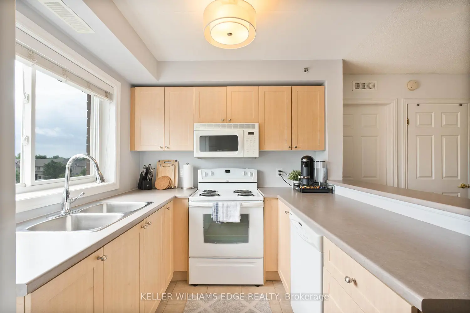 Additional image 7 of 4450 Fairview Street 304