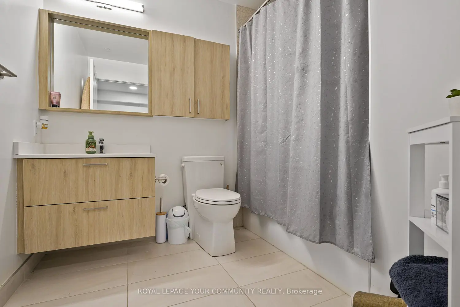 Additional image 13 of 30 Upper Mall Way A909