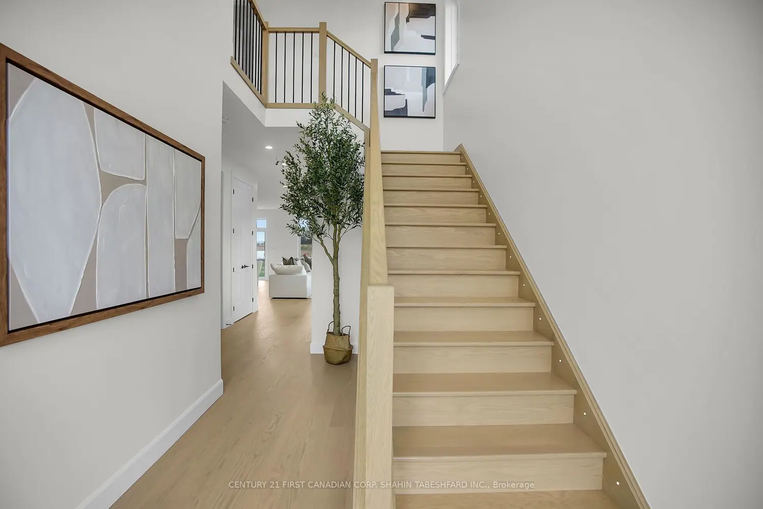 2299 Darwin Crescent photo 2