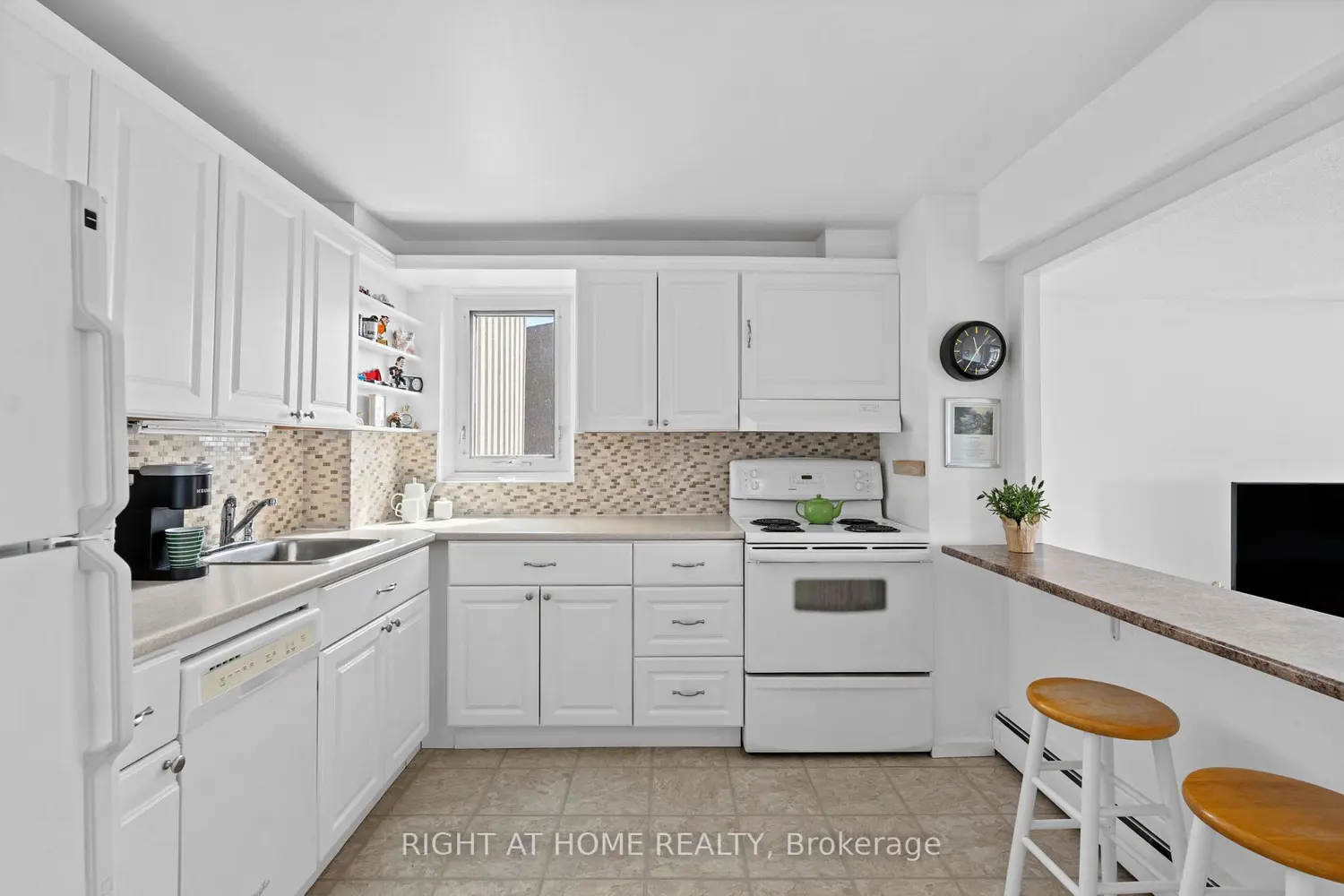 Additional image 7 of 1171 Ambleside Drive 906